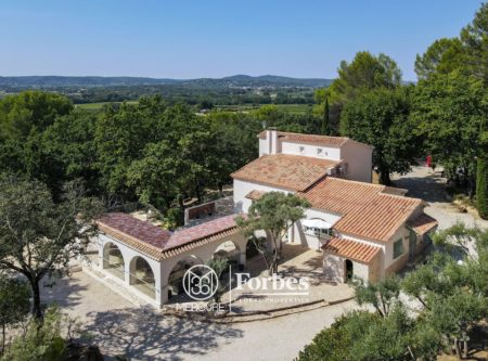 PROPRIETE DE CARACTERE AU CHARME PROVENCAL - 20516LR