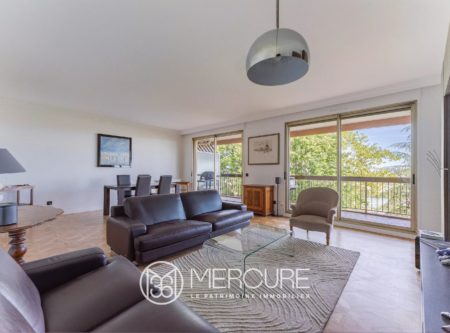 Grand T3 rénové de 116 m2 avec balcon et vue dégagée - 4986LY