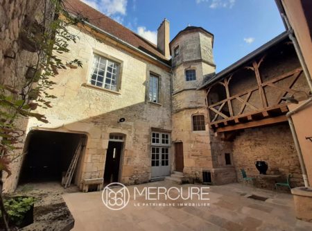 EXCEPTIONNELLE DEMEURE DU XVème SIECLE Inscrite M.H. - 21367MHL