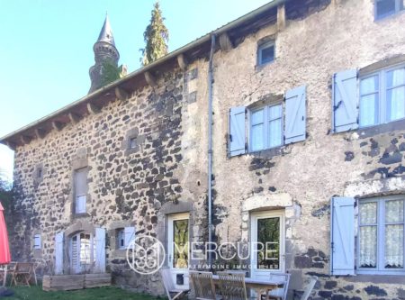 AU PIED DU CHATEAU D’ANDELAT, SPACIEUSE MAISON DE CHARME - 9217TS