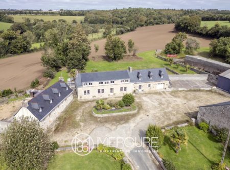 PLUGUFFAN – ANCIENNE FERME DE TROIS LONGERES ET HANGARS SUR 1,4 HA - 21359BR