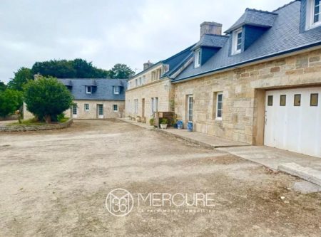 PLUGUFFAN – ANCIENNE FERME DE TROIS LONGERES ET HANGARS SUR 1,4 HA - 21359BR