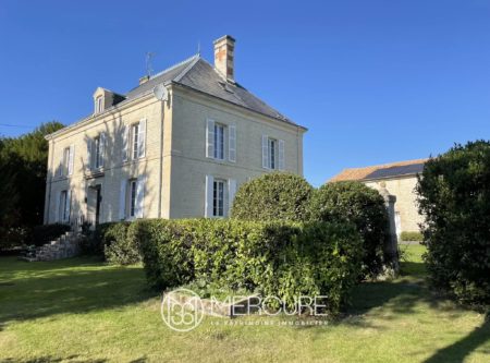 LOGIS XIXe ET DEPENDANCES DANS LE MARAIS POITEVIN - 10233PO