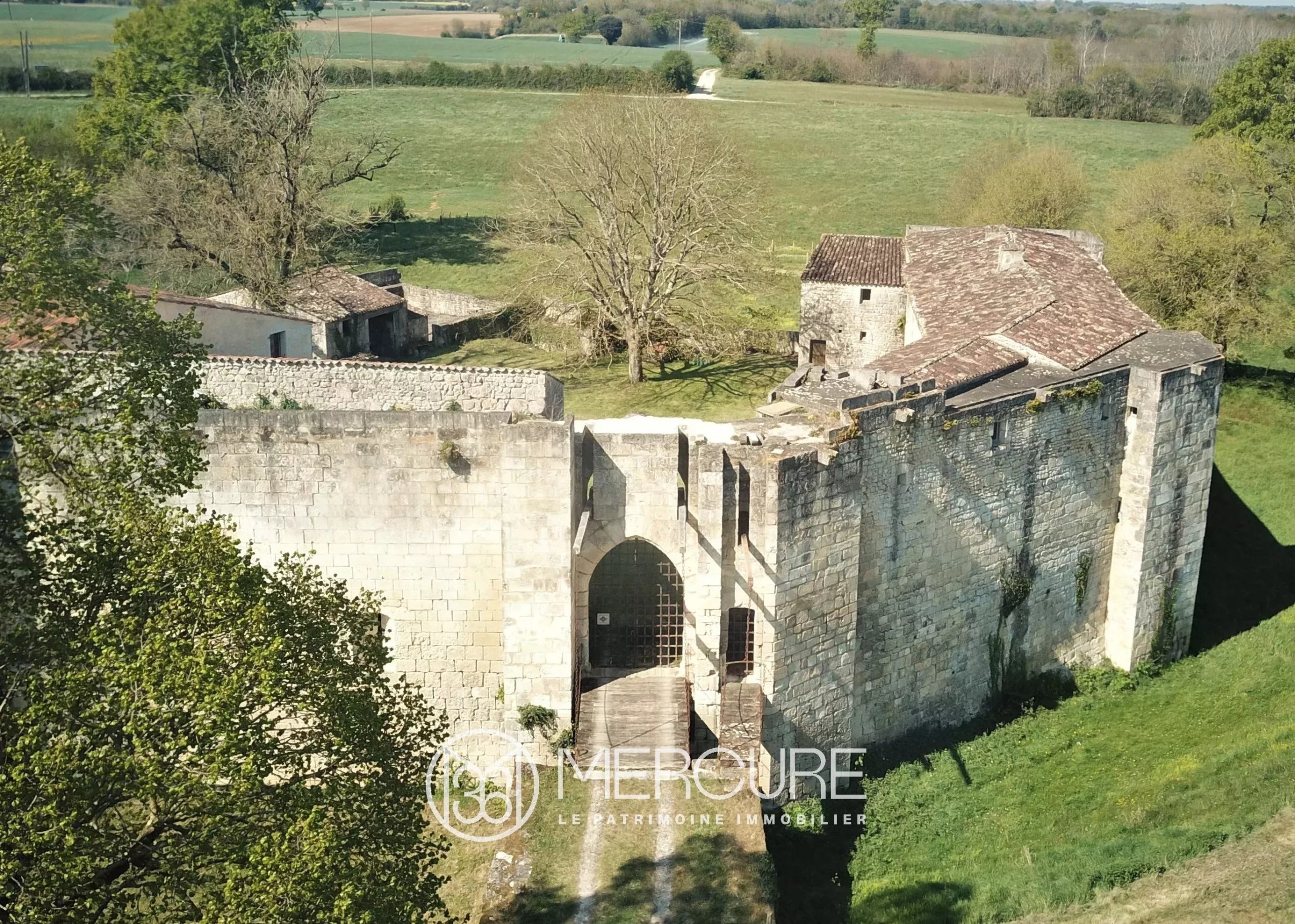 CHATEAU MEDIEVAL DU XIV ENTRE SAINTONGE ROMANE ET OCEAN - 10210PO