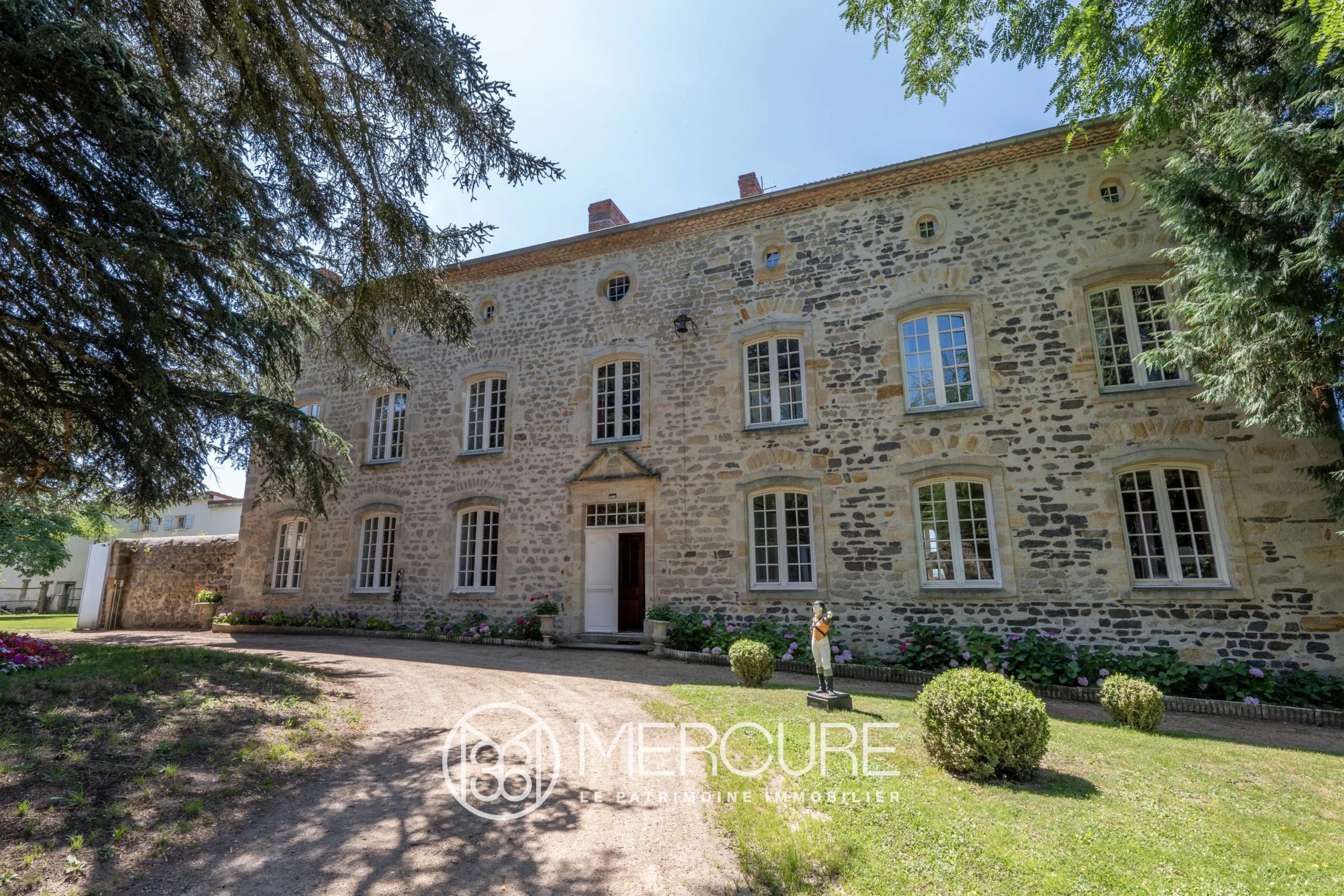 MAISON DE MAITRE XVIIIe RENOVEE – DEPENDANCES - 21351AU