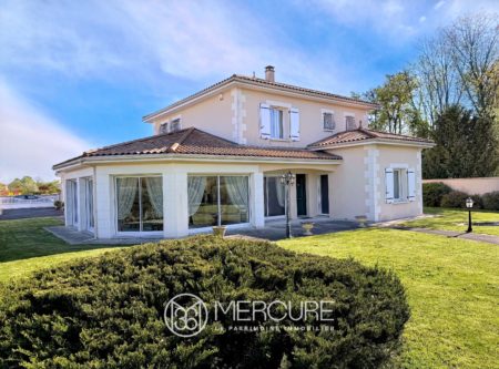 SPACIEUSE VILLA AVEC GARAGES - 10104PO