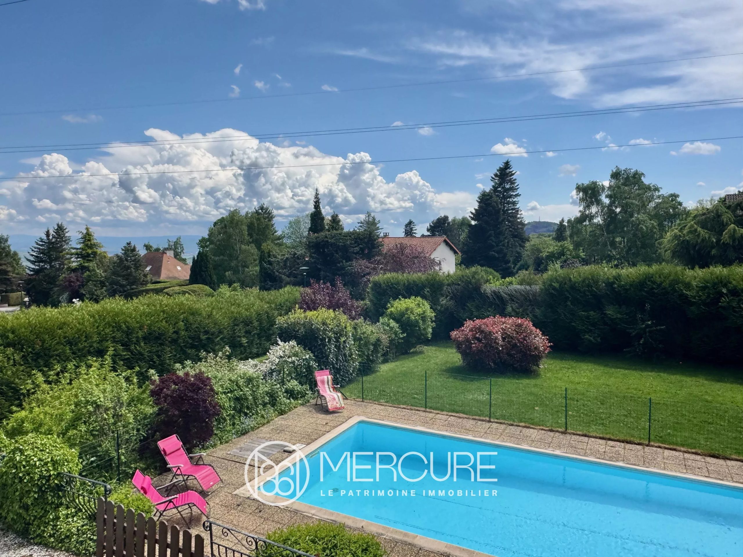 Maison de famille avec terrasse et piscine sur un terrain de 1848m2, à 12 min de Clermont-Ferrand - 21213AU
