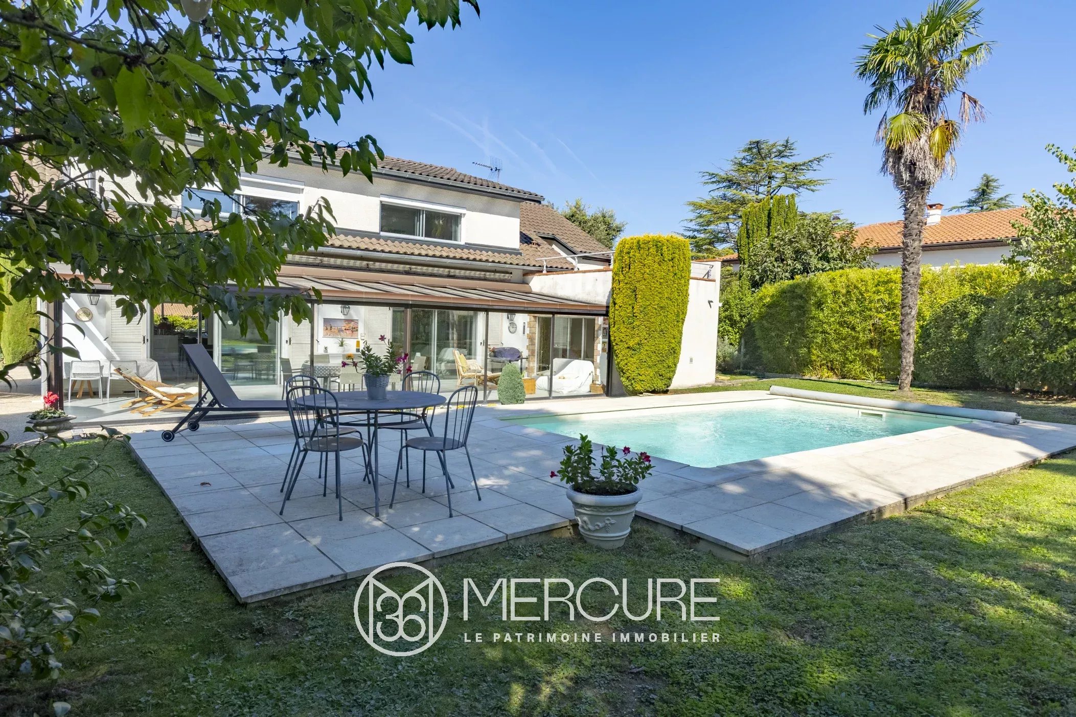 ELEGANTE MAISON FAMILIALE – PISCINE ET VERANDA - 9259TS