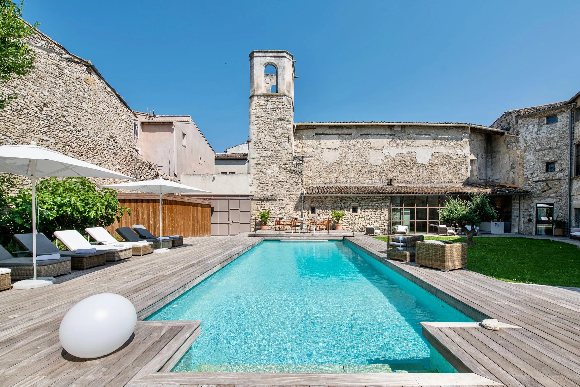 L’Isle-sur-la-Sorgue – 17th-century mansion/guest house with swimming pool. - 21434lr
