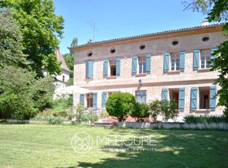 MAISON DE MAÎTRE ET NOMBREUSES DEPENDANCES - 9241TS