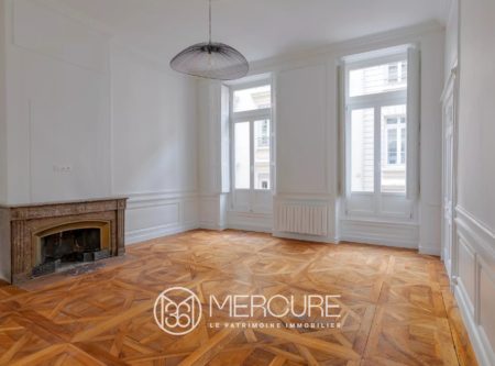 IN THE HEART OF AINAY – CHARM & RENOVATION – SUPERB NEW 3-ROOM APARTMENT - 