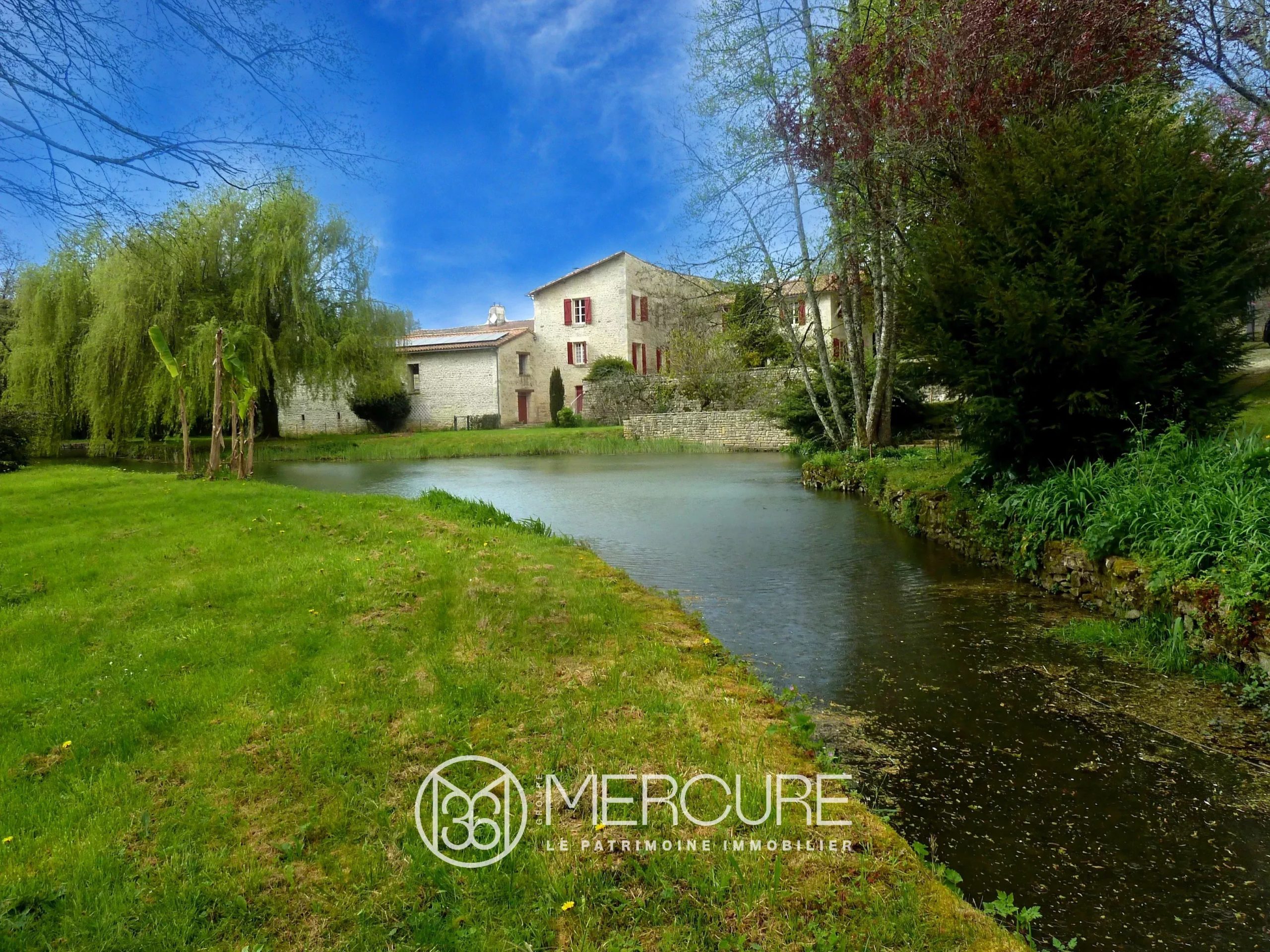 CHARMANTE PROPRIETE AVEC RIVIERE ET PISCINE - 9711PO