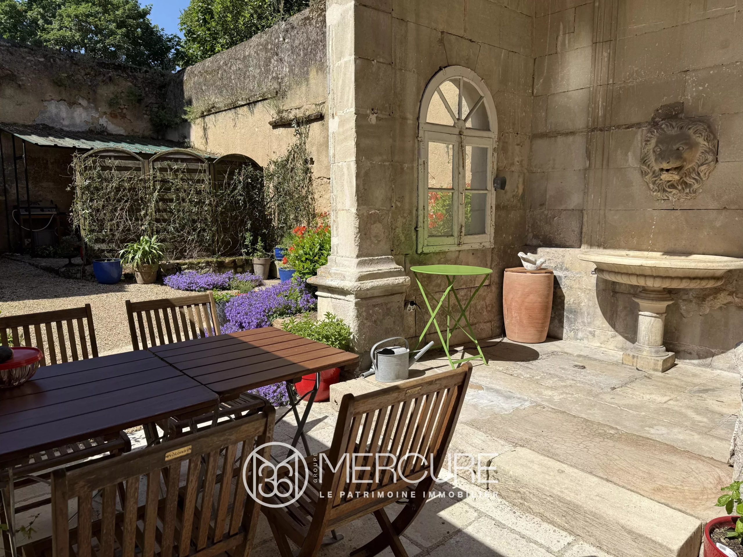 APPARTEMENT avec COUR et PARKINGS - 10111PO