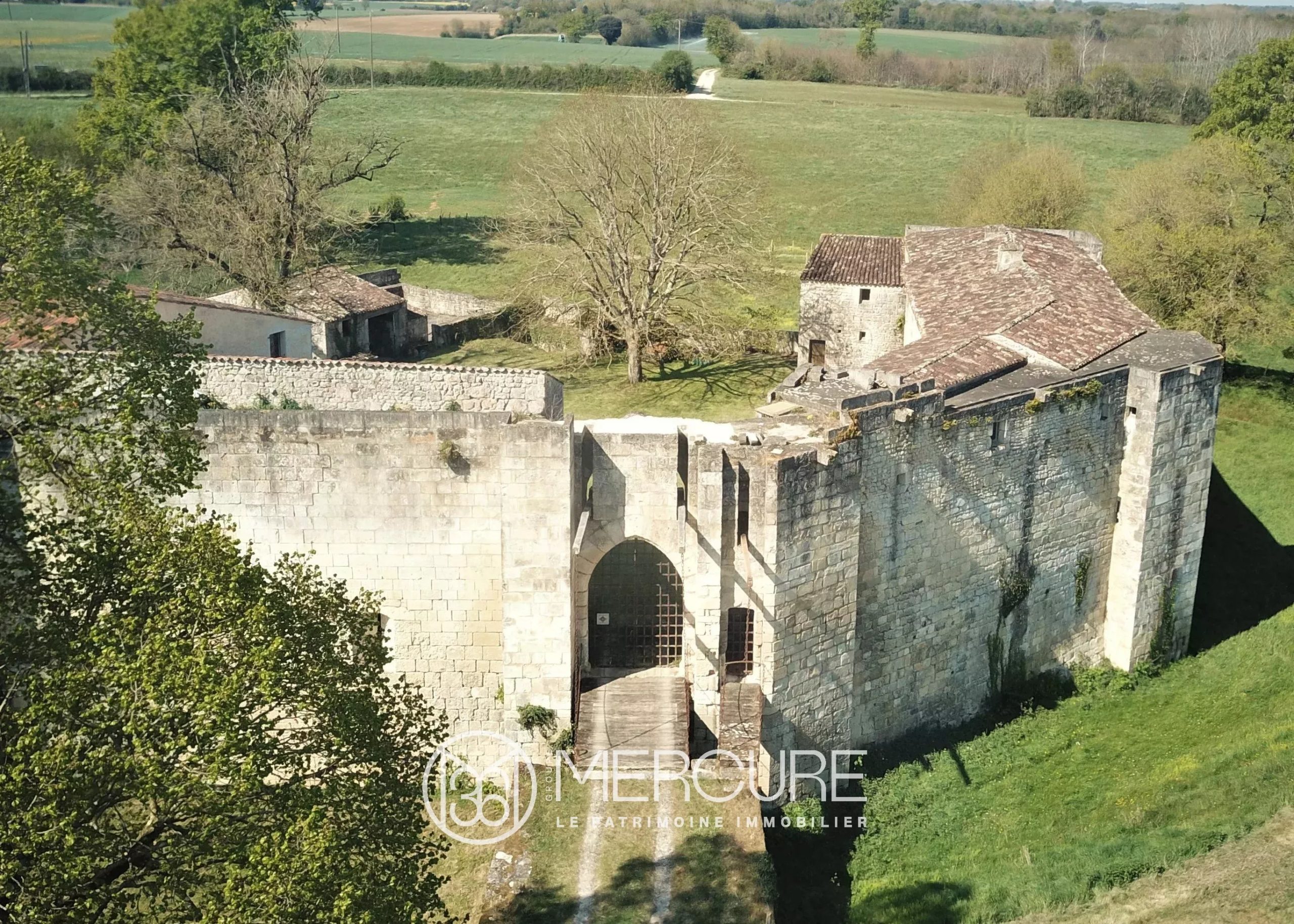 14th-Century Medieval Castle between Saintonge Romane and the Ocean - 10210PO