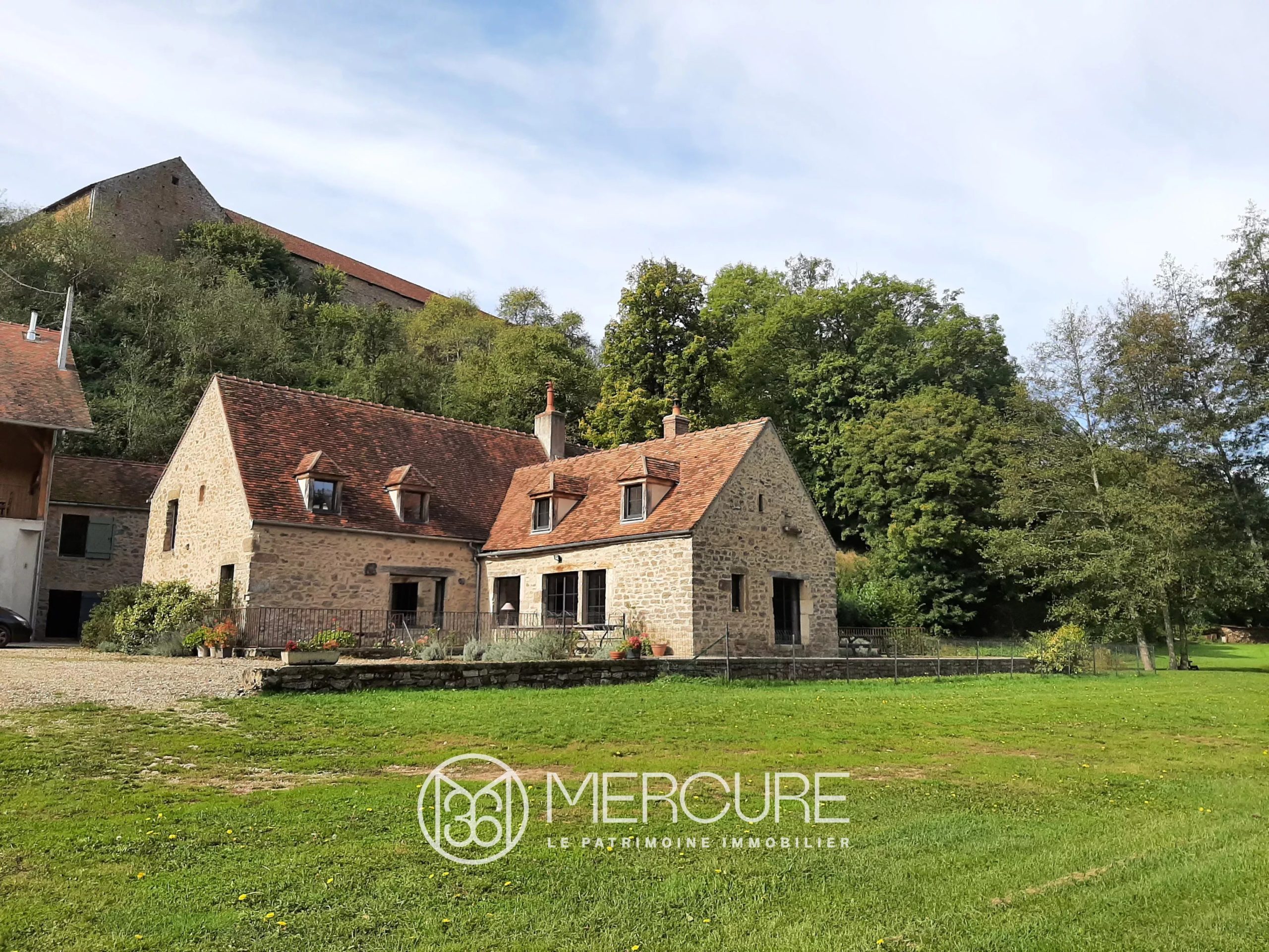 RARE PROPRIETE DE CARACTERE 6,4 HA - 21398MHL