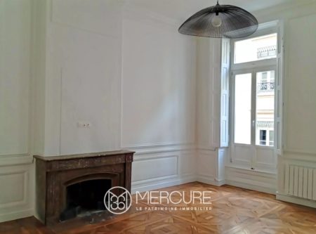 IN THE HEART OF AINAY – CHARM & RENOVATION – SUPERB NEW 3-ROOM APARTMENT - 