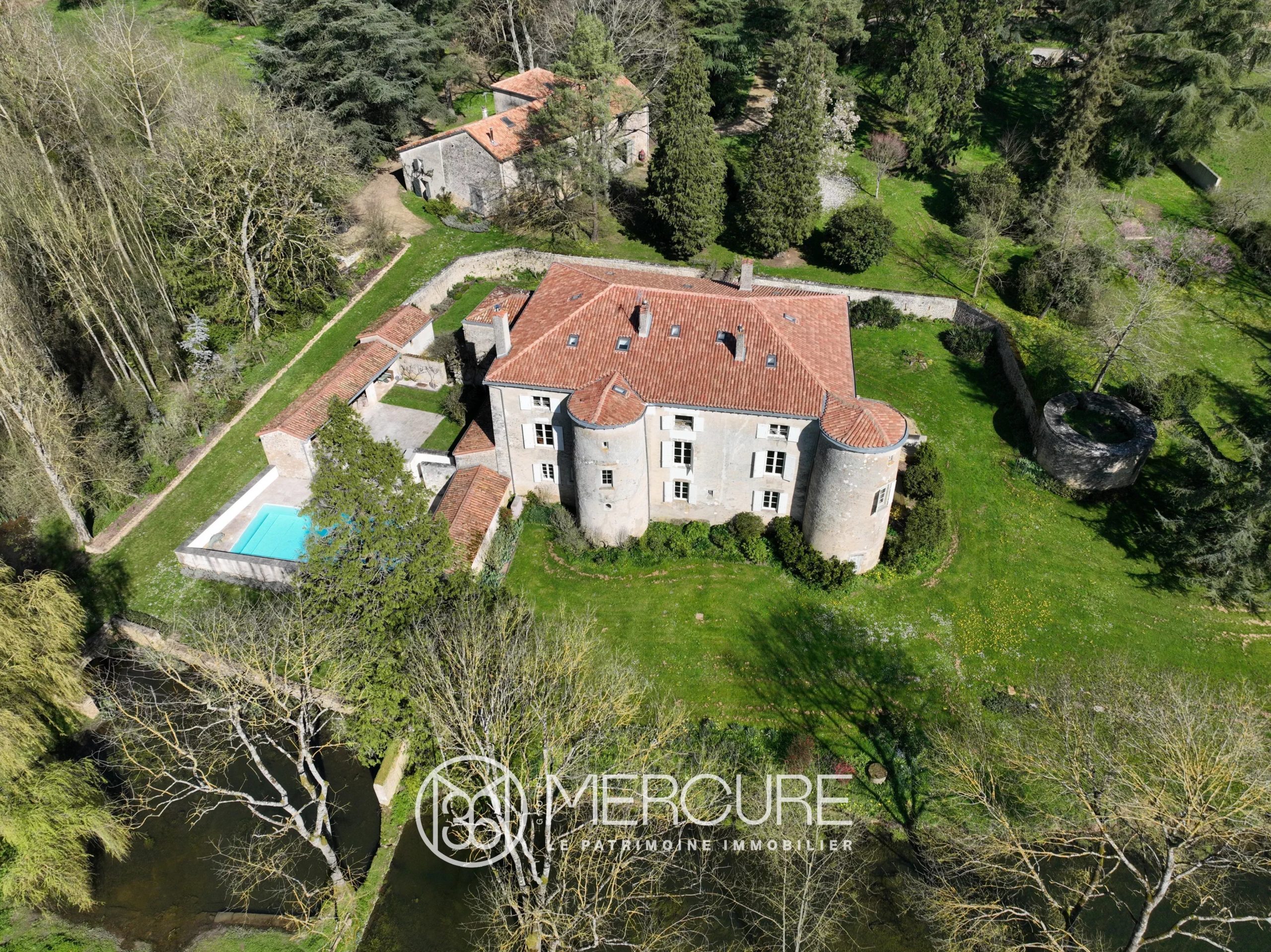 CHATEAU XVe-XIXe de 860 m² avec DEPENDANCES sur 9,35 HA - 9892PO