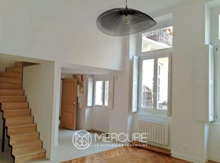 AINAY – ELEGANCE AND REFINEMENT – SUPERB FULLY RENOVATED T4 APARTMENT - 