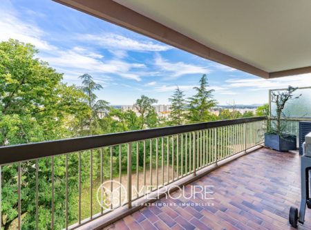 Large renovated T3 of 116 m2 with balcony and open view and garage - 4986LY