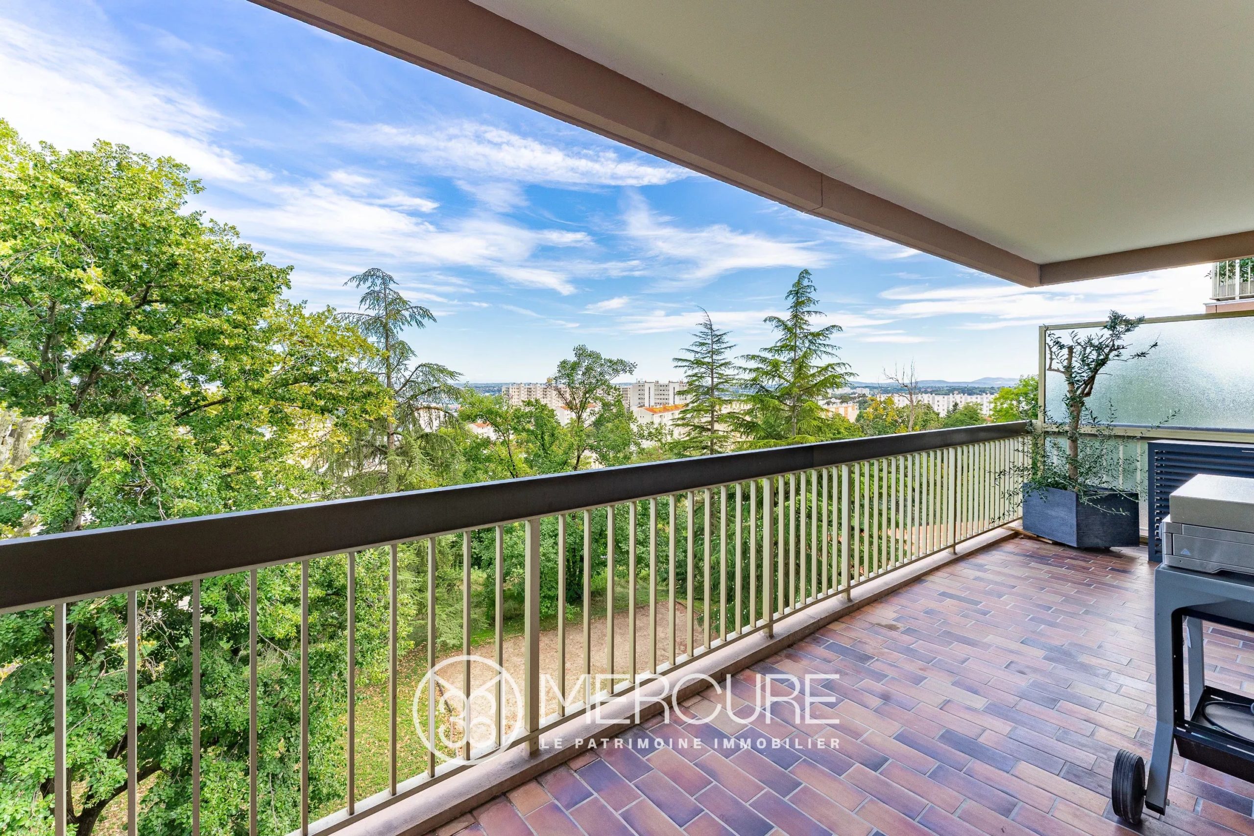 Grand T3 rénové de 116 m2 avec balcon et vue dégagée - 4986LY