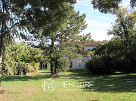 CHARACTER HOUSE NEAR LA ROCHELLE - 9795PO