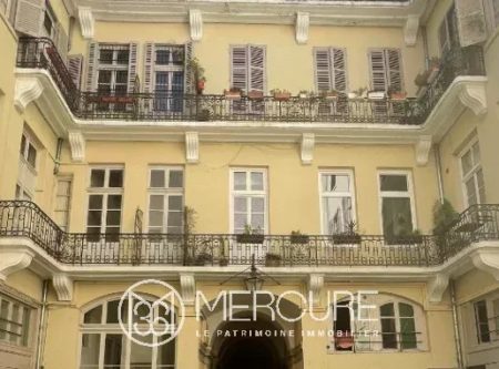 AINAY – ELEGANCE AND REFINEMENT – SUPERB FULLY RENOVATED T4 APARTMENT - 