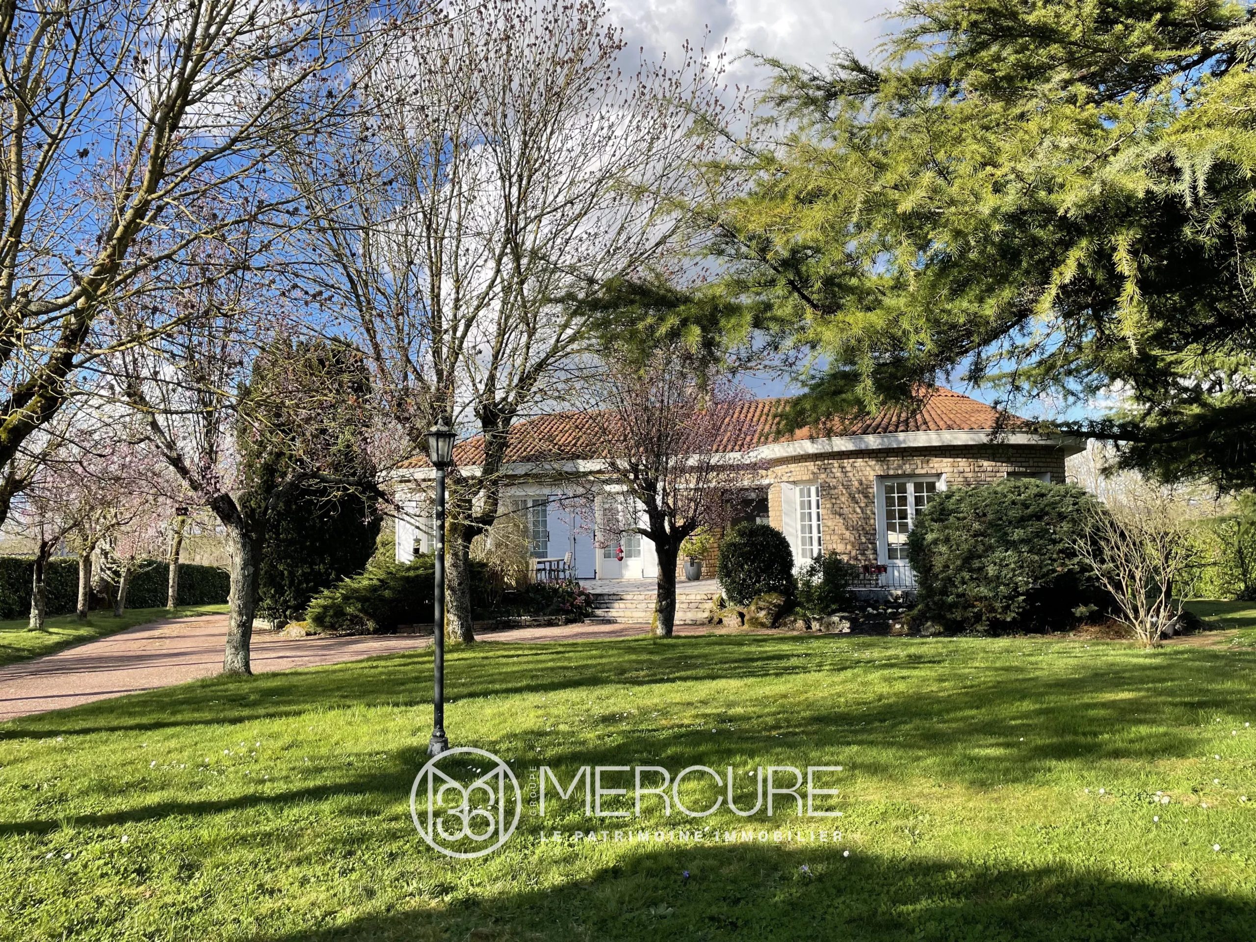 MAISON AU CALME AVEC DEPENDANCES ET PISCINE - 10091PO