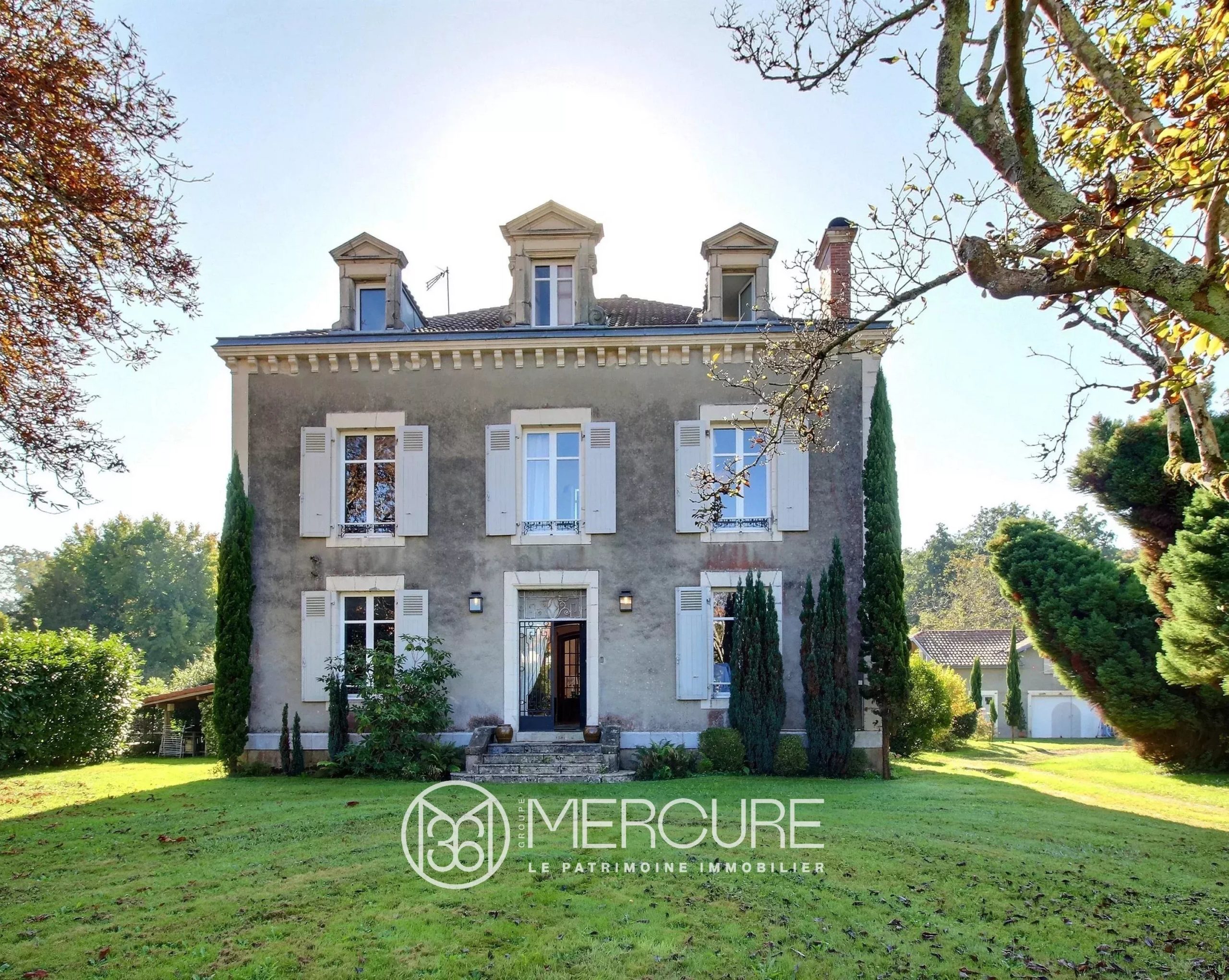 BELLE MAISON DE MAITRE AVEC PARC ET DEPENDANCE A POUILLON - 900919bx