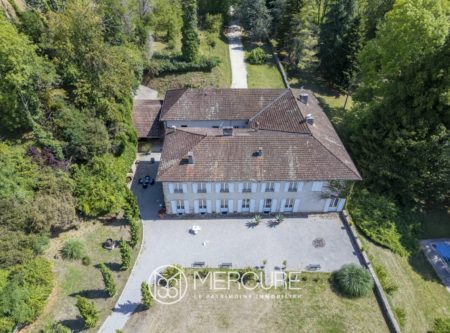 ISERE – ENTRE GRENOBLE ET VALENCE – DEMEURE DU XVIII° s de 600 m² et ses dépendances SUR UN PARC DE 3 HA. - 4983LY