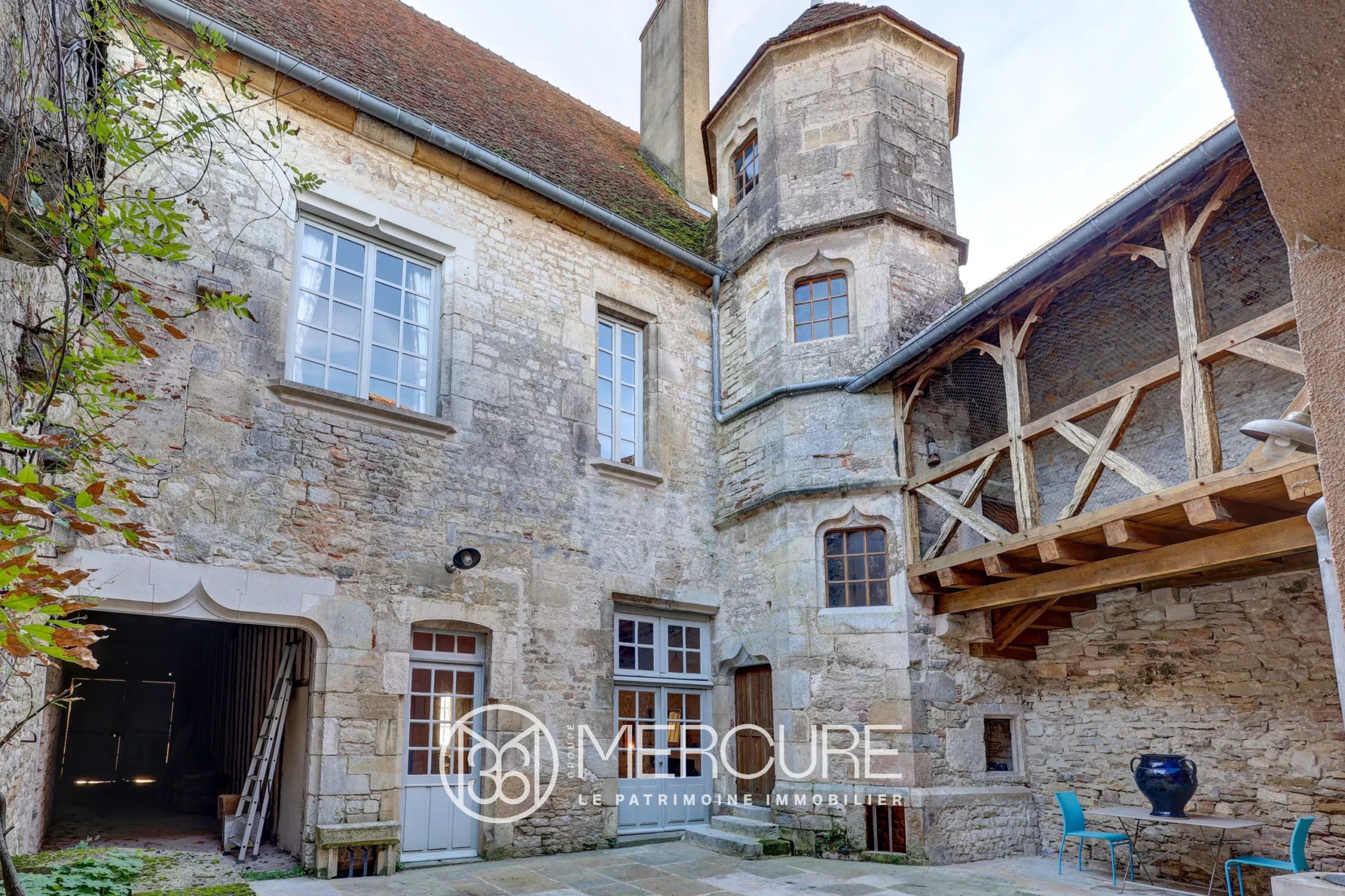 EXCEPTIONNELLE DEMEURE DU XVème SIECLE Inscrite M.H. - 21367MHL