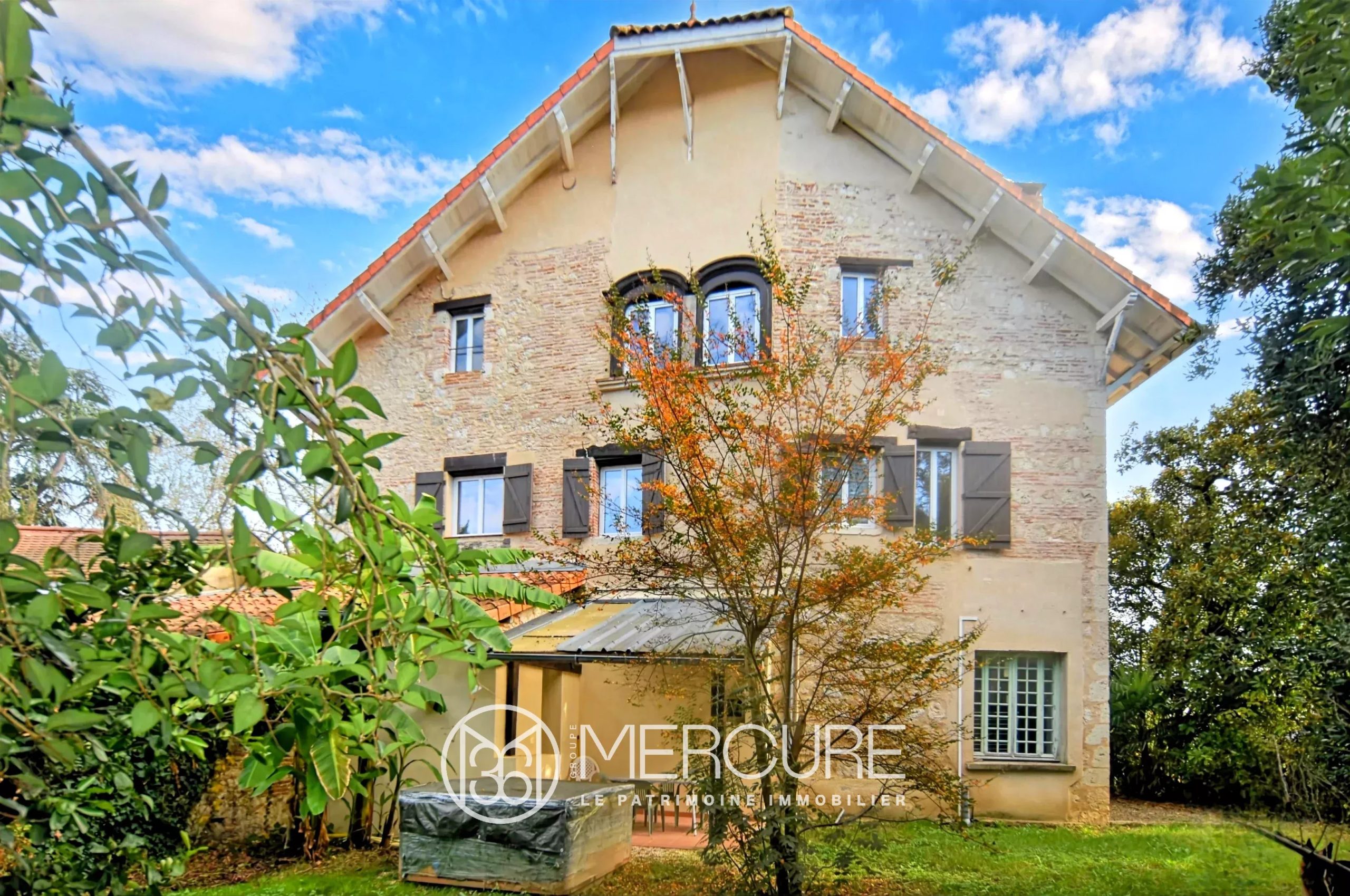 MANOIR DE 1801 PROTEGE PAR UN GRAND PARC - 9102TS