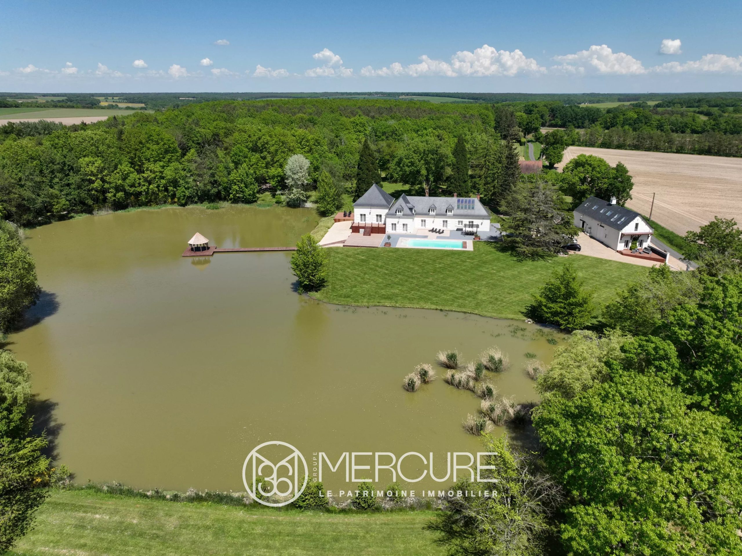 PROPRIETE AVEC ETANG ET MAISONS ANNEXES - 10143PO