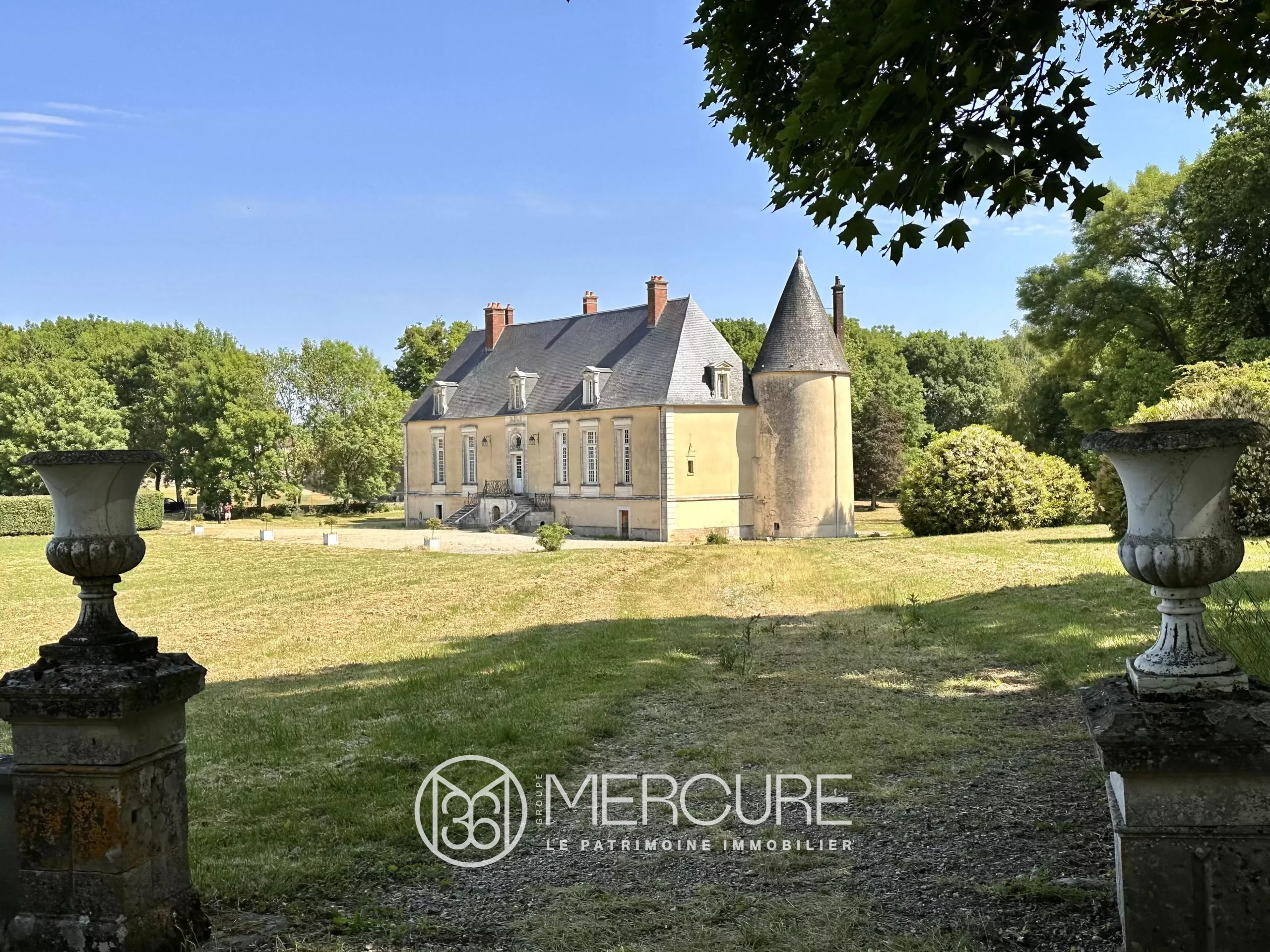 17th century CASTLE- OUTBUILDINGS- 7.7 HECTARES OF PARK - 1692MAC