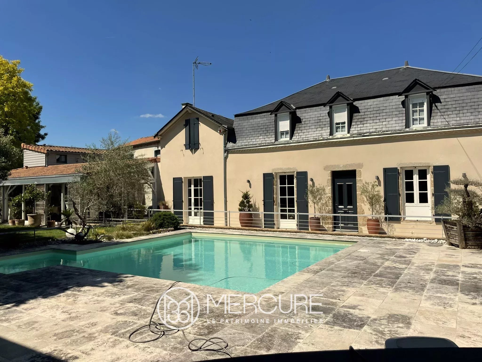 MAISON DE VILLE AVEC PISCINE - 10186PO