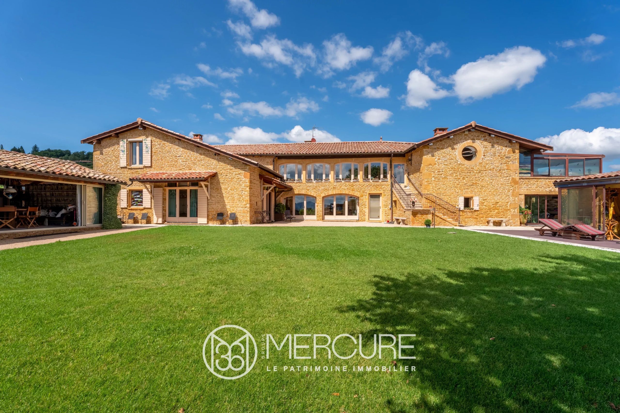 BEAUJOLAIS – Ancienne ferme en pierres dorées à vendre - 4824LY