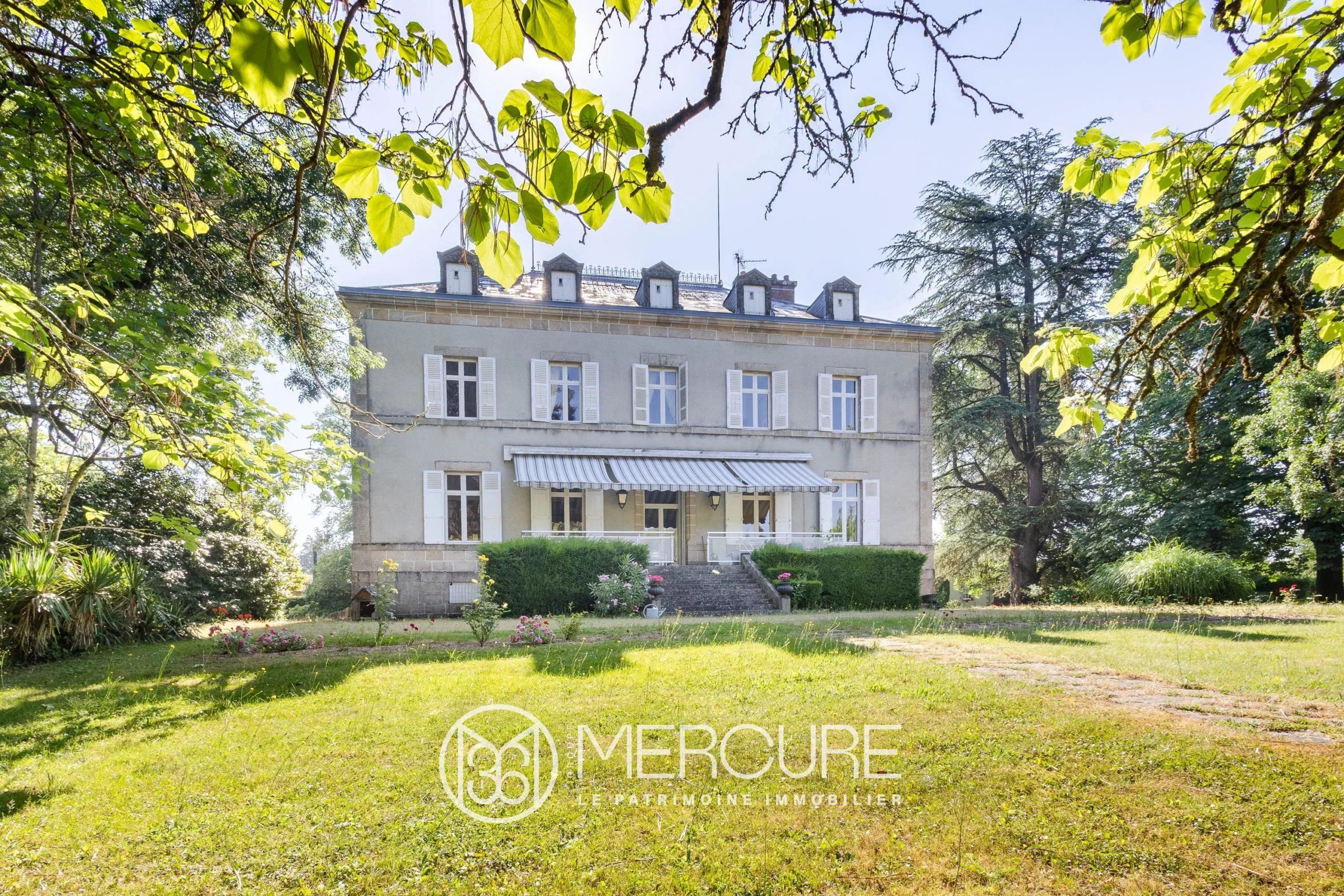 Portes de Limoges, à 10 mn du centre, Maison de maitre du 19ème siècle avec dépendances et grand parc - FP21413LI