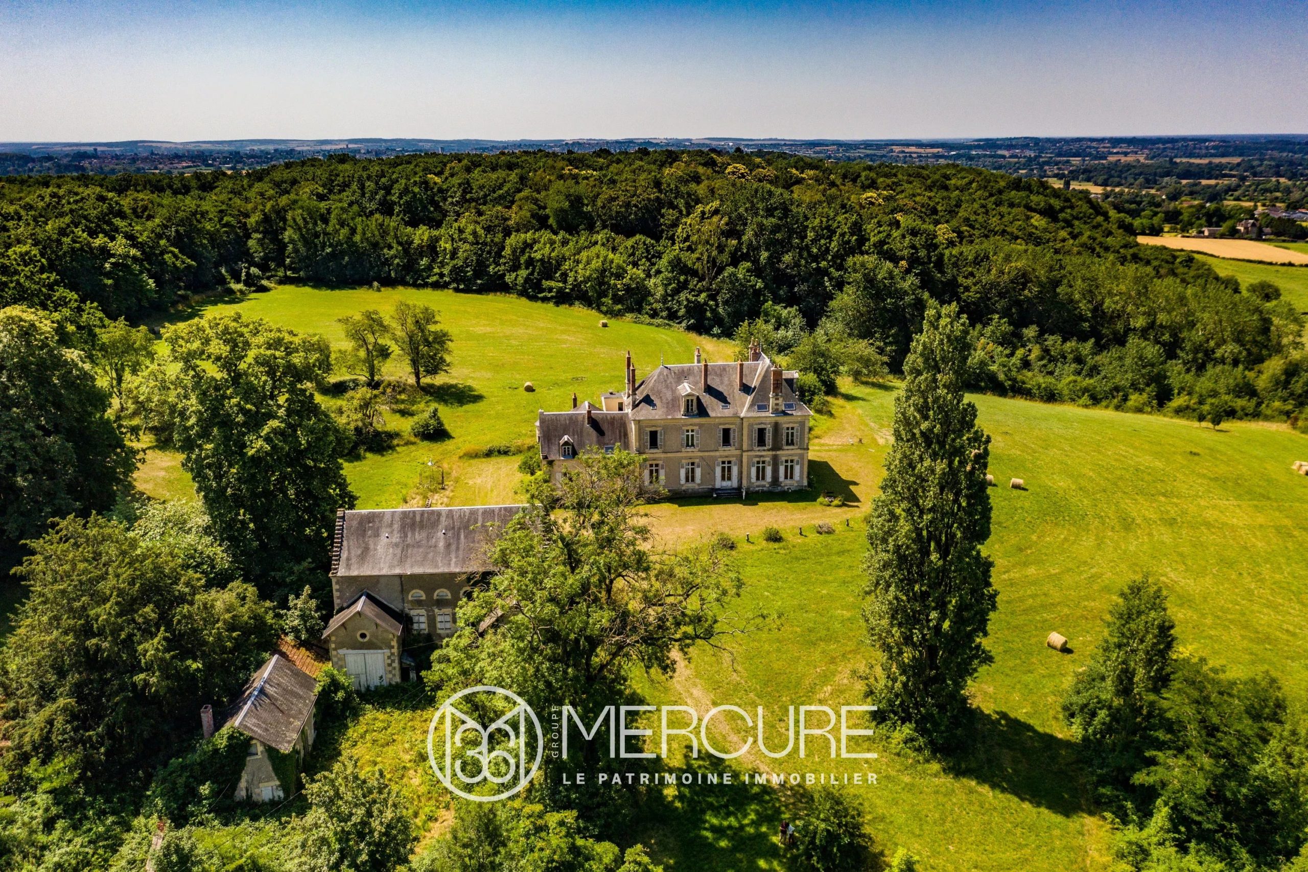 19TH CENTURY CASTLE ON 18 HECTARES – OUTBUILDINGS - 1558MAC