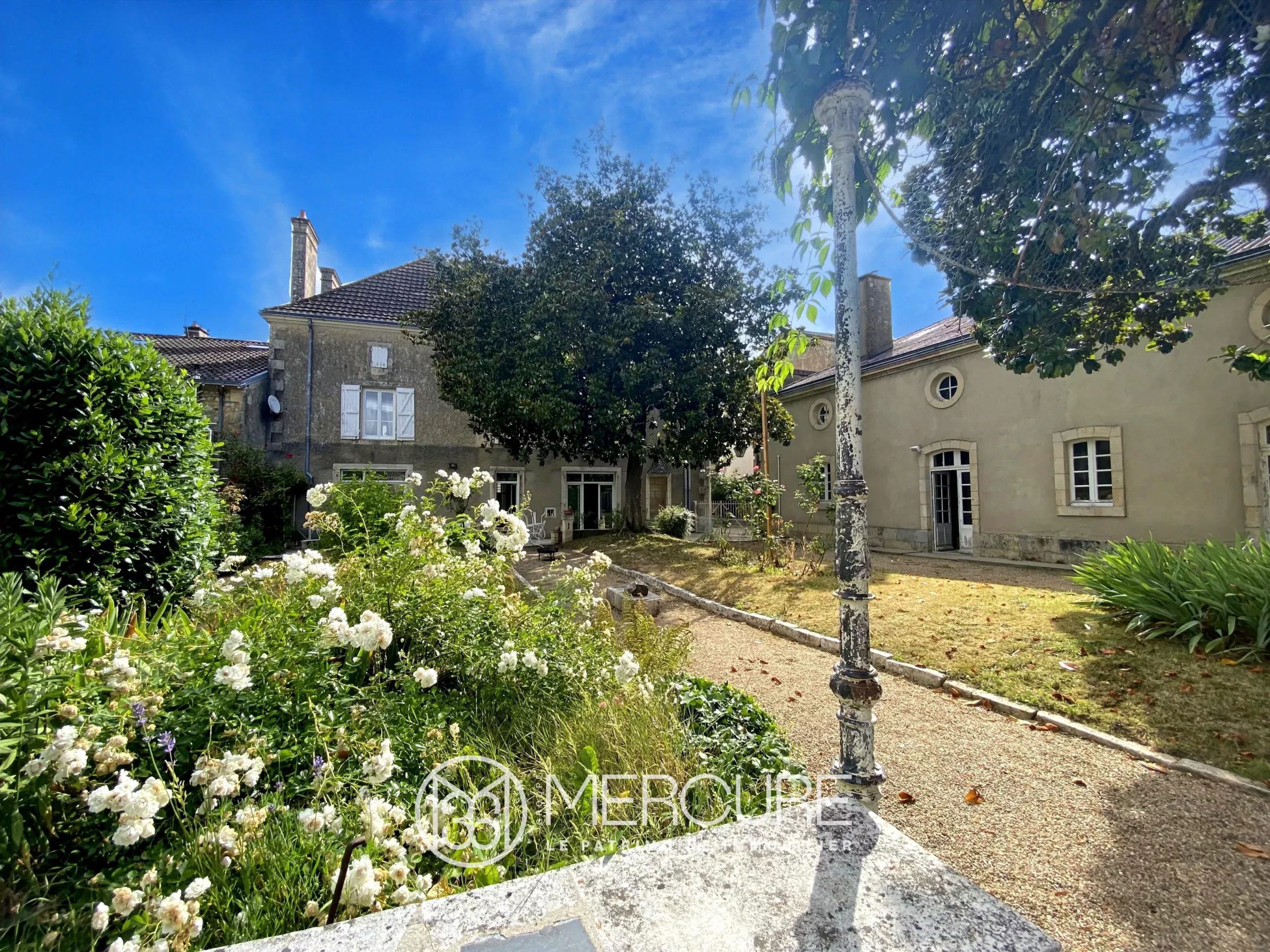 MAISON DE MAITRE AVEC SES COMMUNS - 10170po