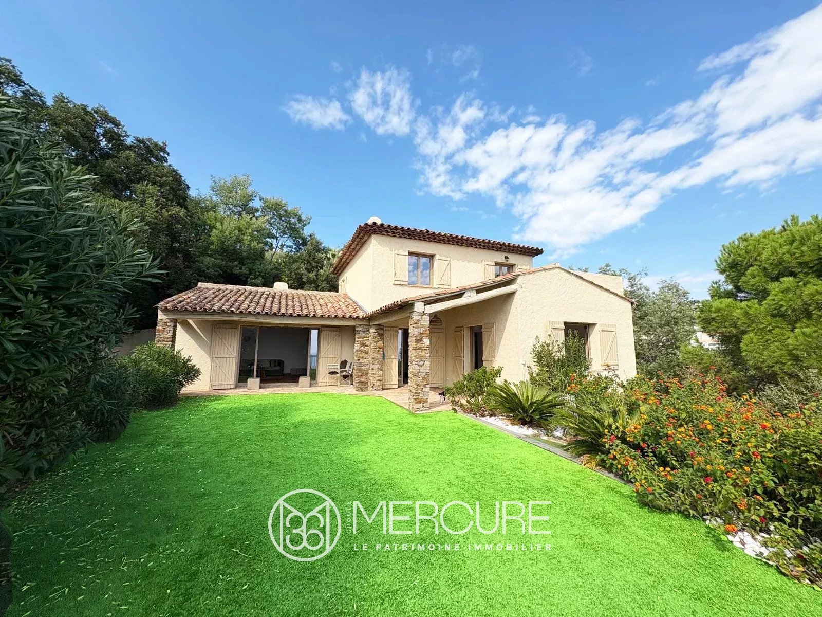 Sainte-Maxime – Exceptional location and view - 21443CA