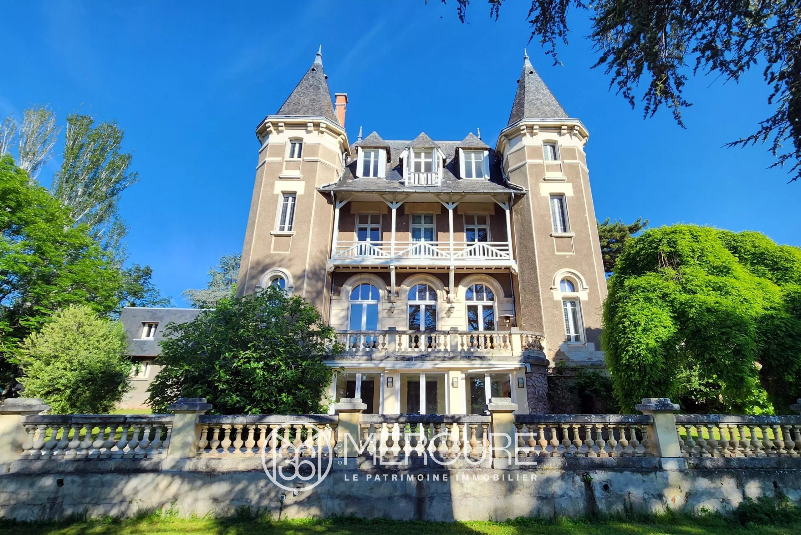 PUY DE DOME, CENTRE DE CHATELGUYON, VILLA ART DECO EN PARFAIT ETAT, DE 630m² EN 22 PIECES. ISMH - 20856AU