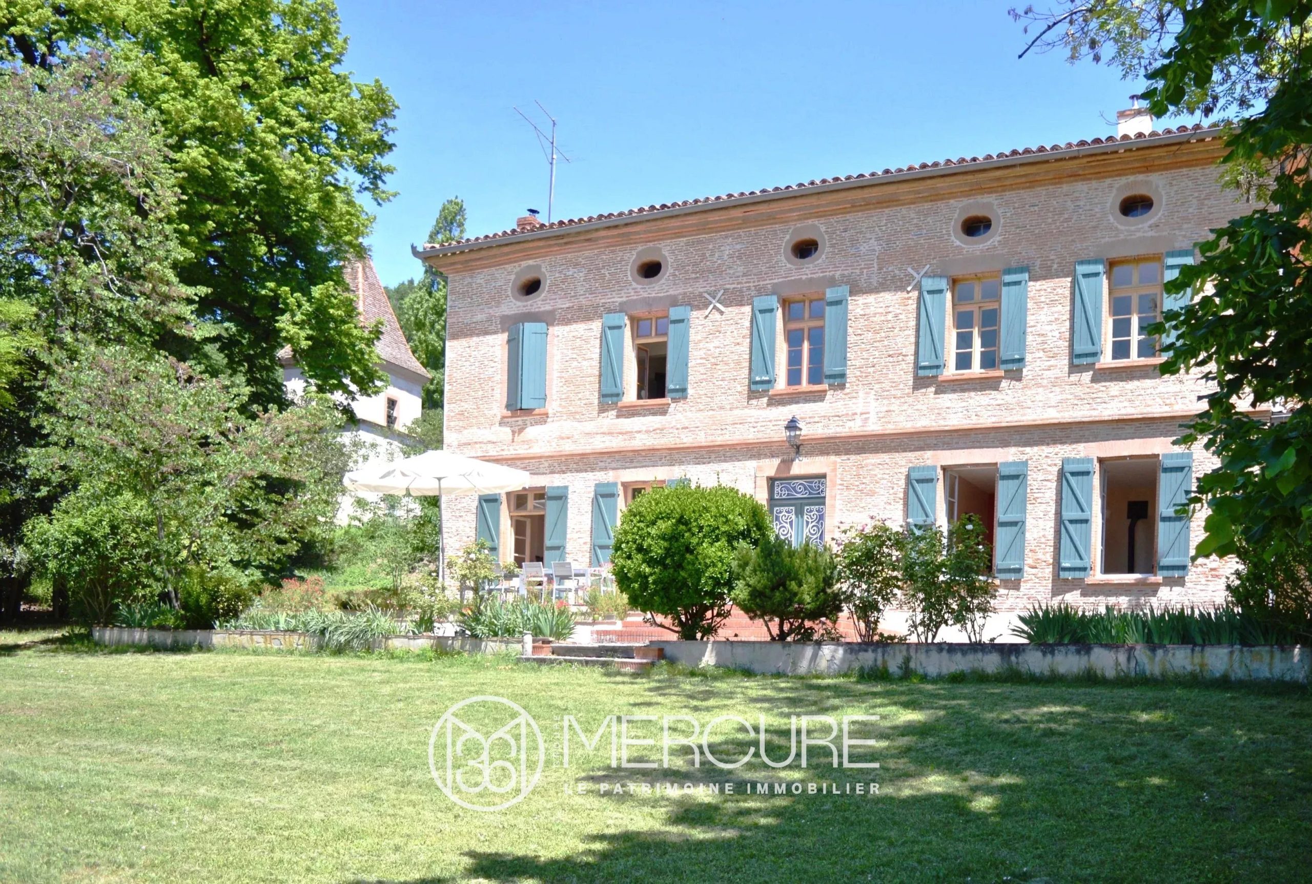 MAISON DE MAÎTRE ET NOMBREUSES DEPENDANCES - 9241TS