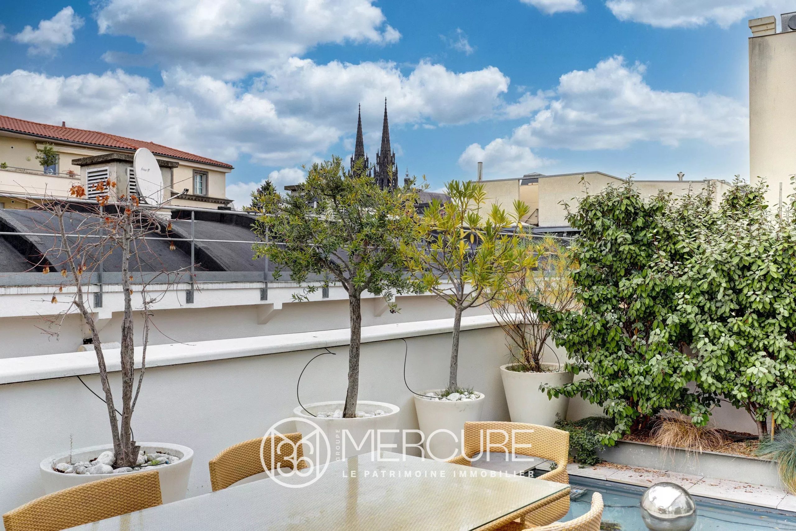 Rare en plein centre ville – maison avec terrasse et garage - 21465AU