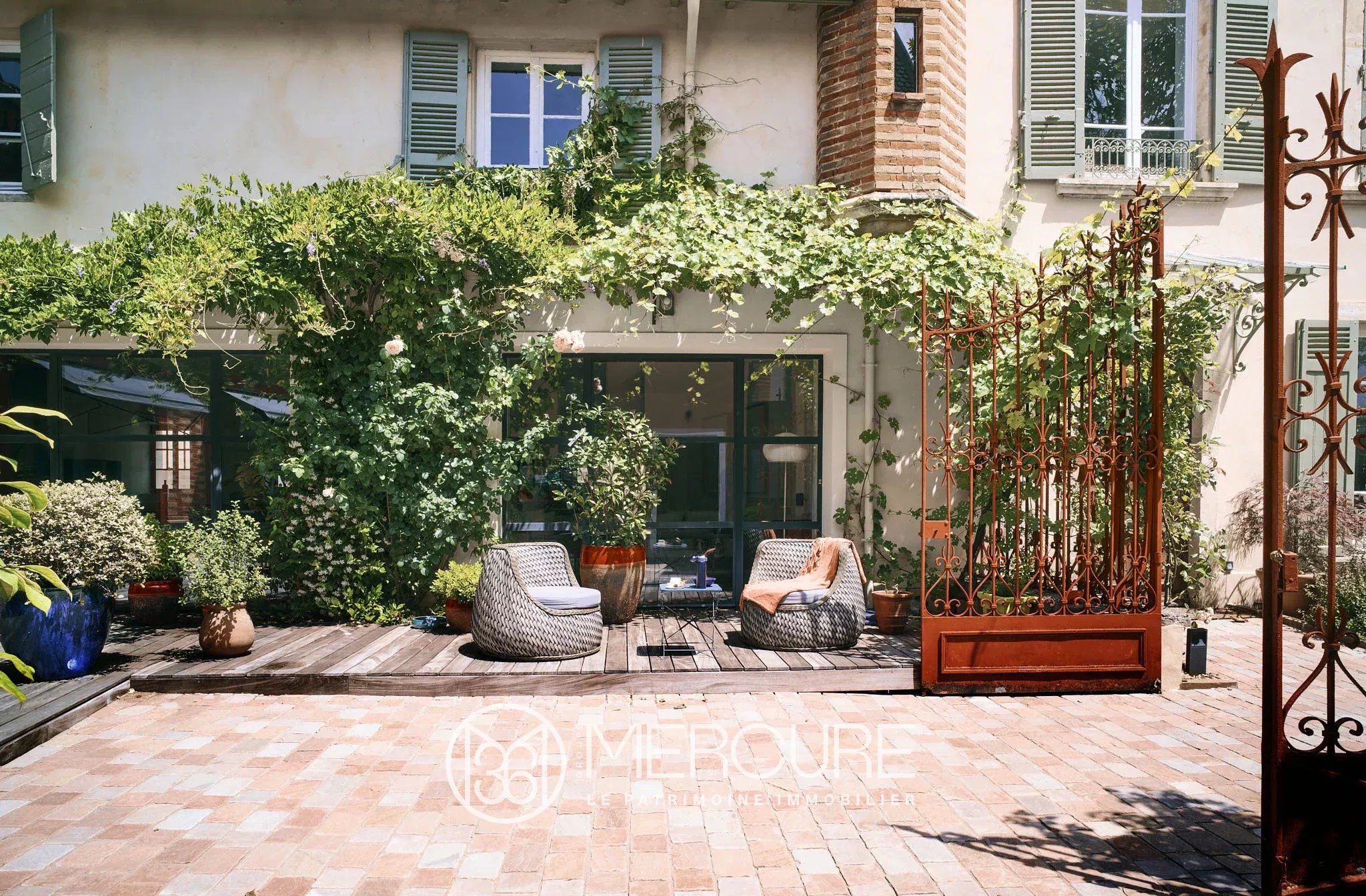 Propriété de standing rénovée 390 m² clé en main, meublée et décorée, piscine - 4801LY