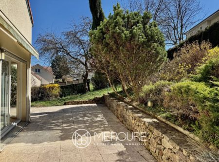 Maison lumineuse de 204m² habitables, 4 chambres, bureau, terrasse, jardin, garage, accès rapide vers la N89 - 21162AU