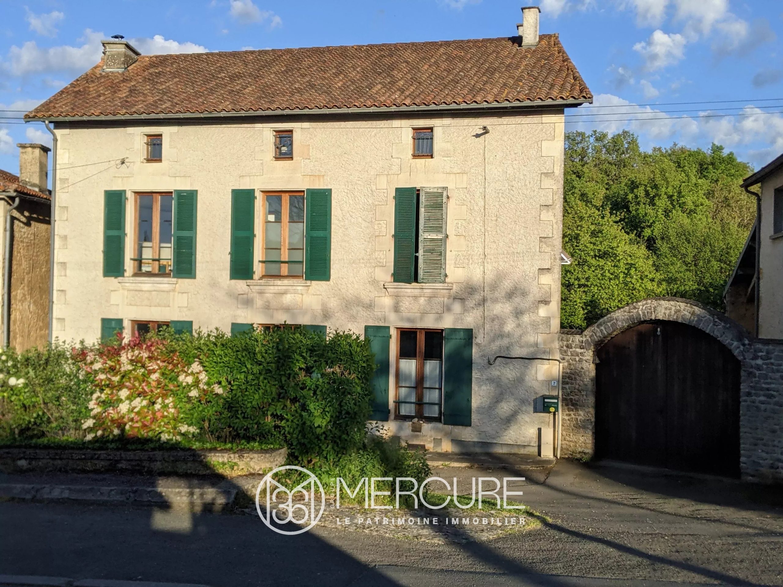 MAISON DE VILLAGE AVEC PISCINE - 10008PO