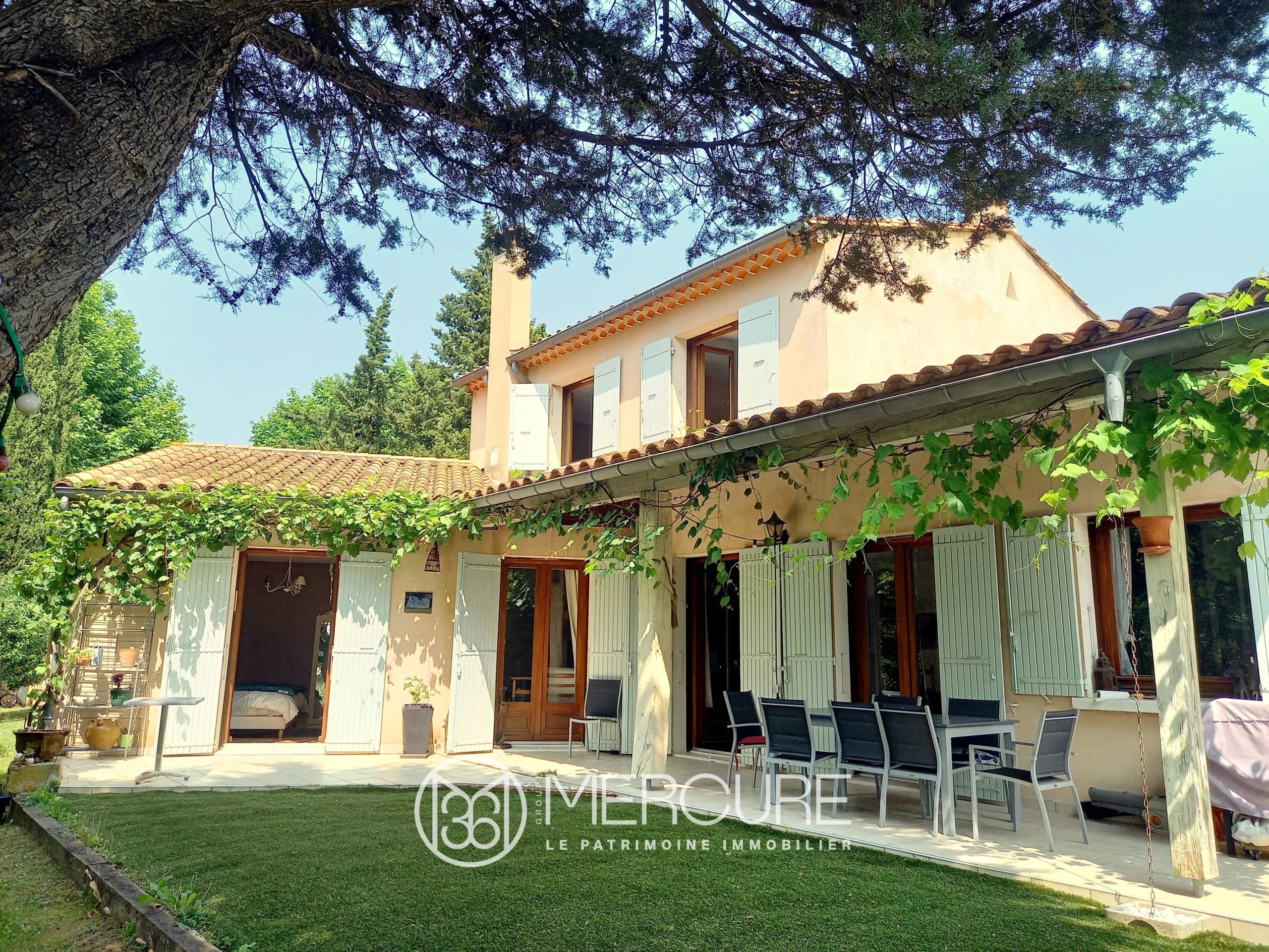 Villa d&rsquo;architecte avec piscine à Le Poët-Laval - 4951LY