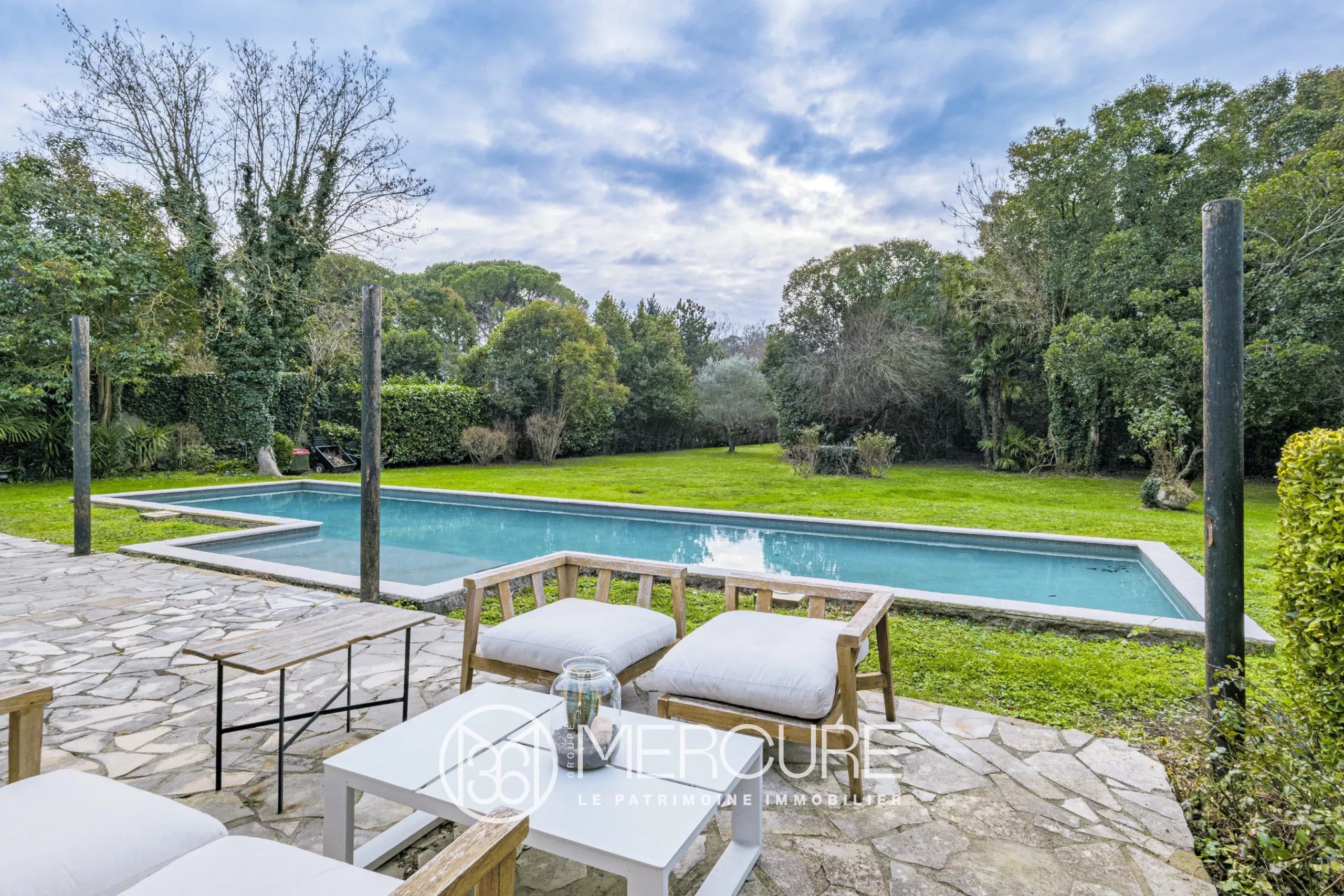 MAISON NOBLE – PISCINE ET PARC - 9289TS