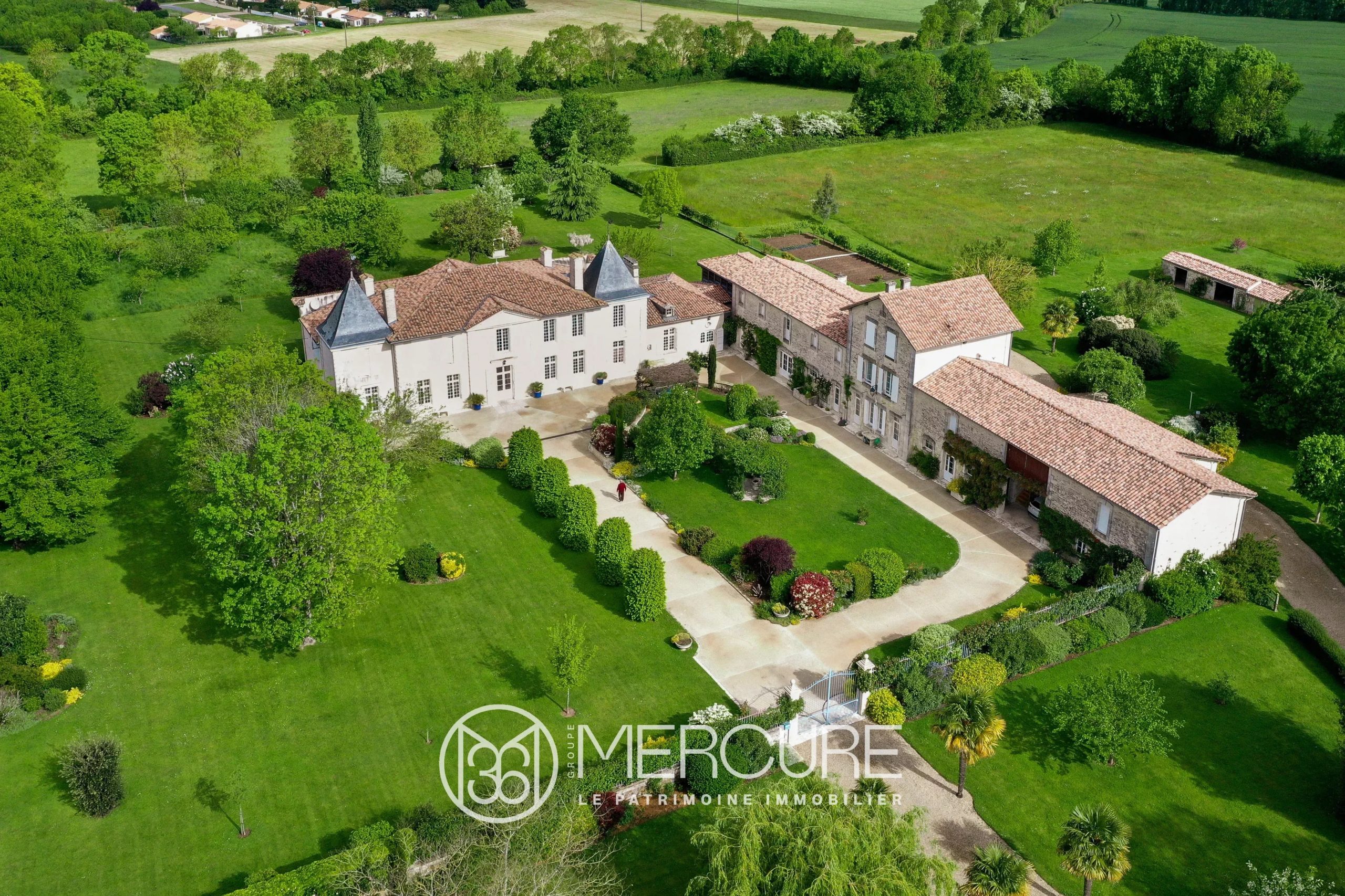 Logis de la fin du XVIIIᵉ siècle – Domaine clos d’environ 5 hectares - 10284PO