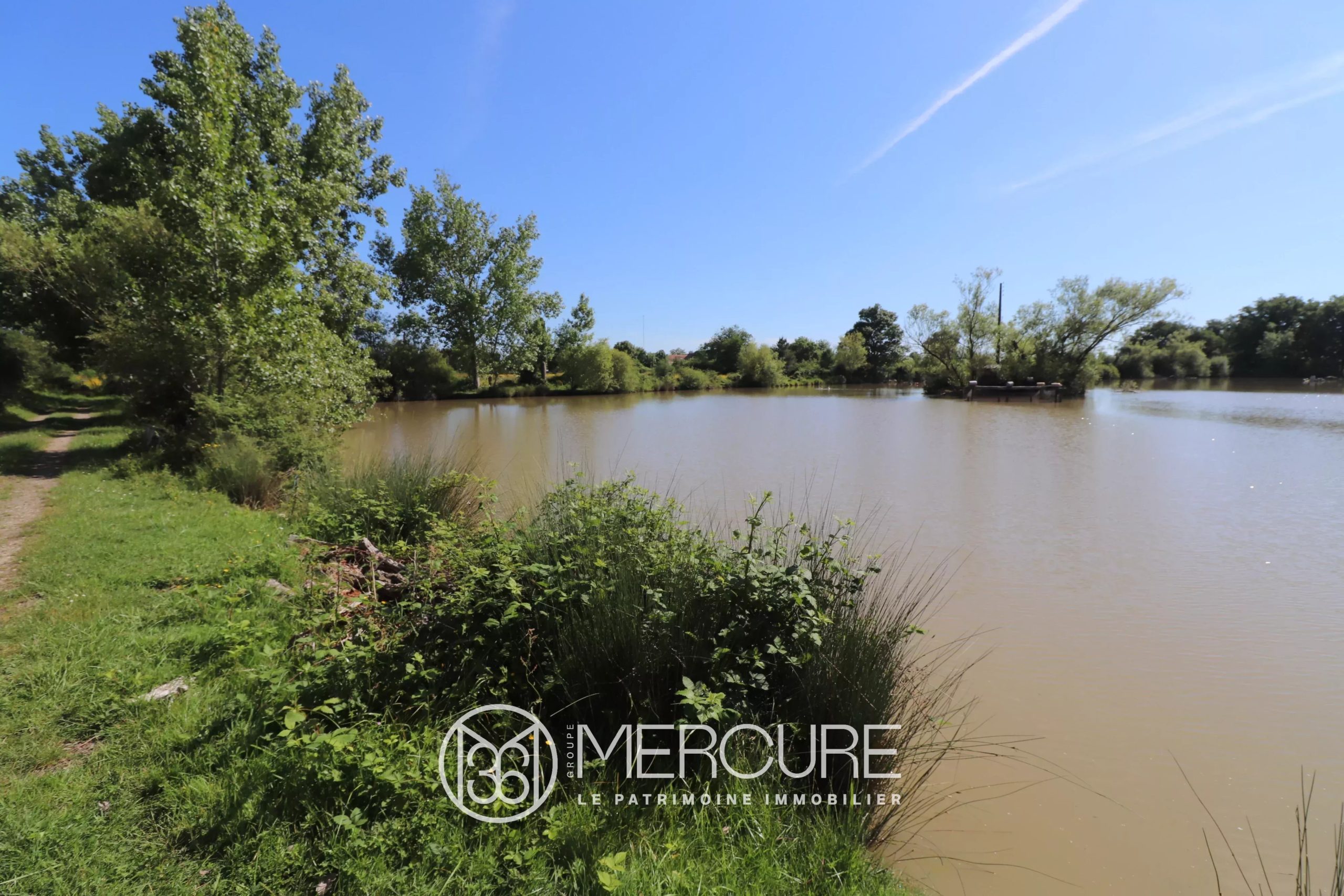 PROPRIETE RURALE AVEC ETANG ET PRÉS - 10154PO