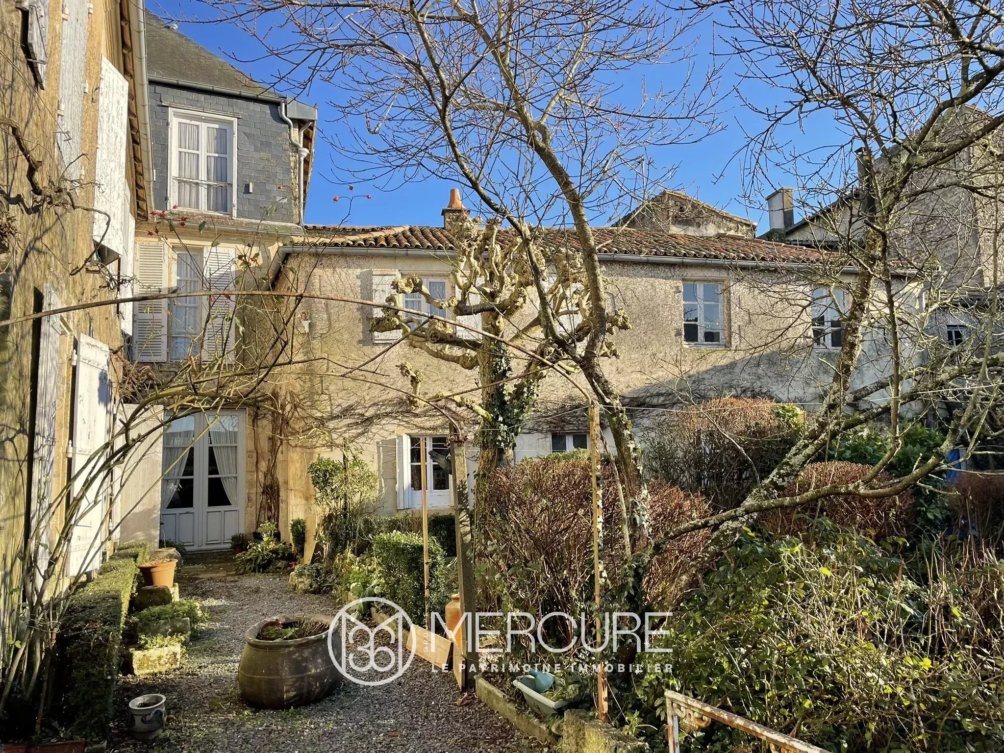 19th C. HOUSE IN TOWN CENTRE - 10068PO